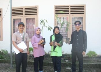 Pemberian Bibit Kepada Warga di Desa Sukarara