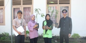 Pemberian Bibit Kepada Warga di Desa Sukarara