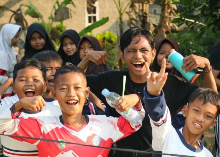 BEM PPKN UNJ Gelar Posko Relawan dan Pendidikan “Kowandik 10” di Desa Mulangsari, Karawang 46 Muhamad Rehan Syah (Berbaju hitam)/Ketua BEM P PPKN UNJ (Dok: Panitia)
