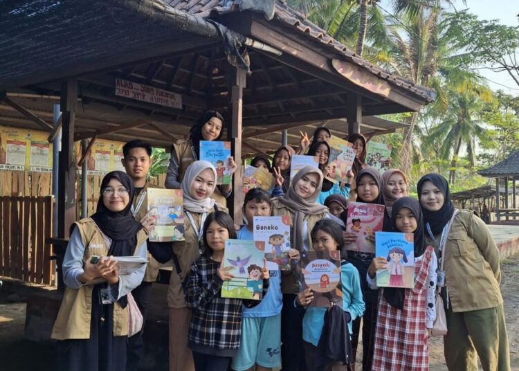 Lapak Buku di Pantai Maiq Anyir