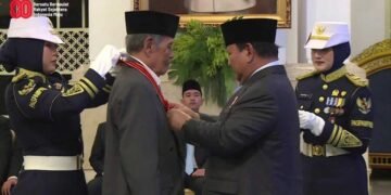Penghargaan Bintang Mahaputra Pratama KH Abdul Ghofur 746x420 1