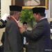Penghargaan Bintang Mahaputra Pratama KH Abdul Ghofur 746x420 1