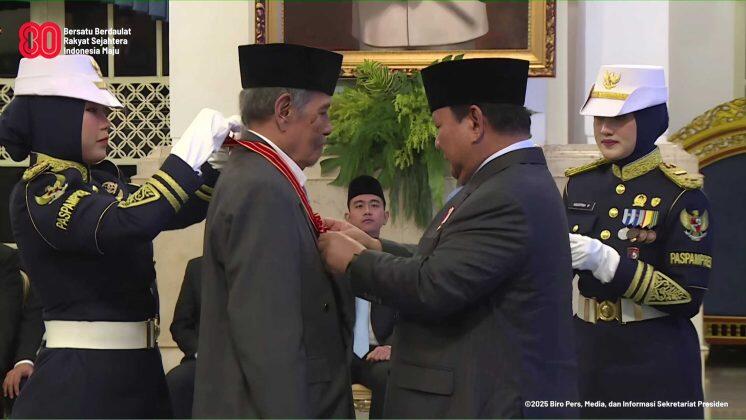 Penghargaan Bintang Mahaputra Pratama KH Abdul Ghofur 746x420 1