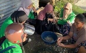 Mahasiswa KKN Kelompok 24 Bersama Masyarakat Pelaku Usaha Kerang. (doc: Pribadi)