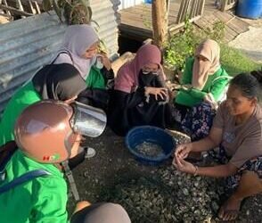 Mahasiswa KKN Kelompok 24 Bersama Masyarakat Pelaku Usaha Kerang. (doc: Pribadi)