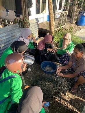 KKN IAIN Langsa Kelompok 24 Observasi Usaha Kerang di Desa Kuala Langsa: Temukan Potensi Sampah Kerang Bernilai Ekonomis 46 Mahasiswa KKN Kelompok 24 Bersama Masyarakat Pelaku Usaha Kerang. (doc: Pribadi)
