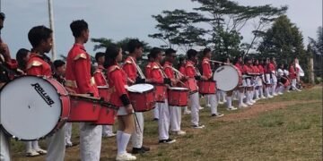 Paskibraka dan Drumband SMAN 1 Pacar Tampil Prima, Perayaan HUT ke-80 RI di Kampung Mawe Berlangsung Menggelegar