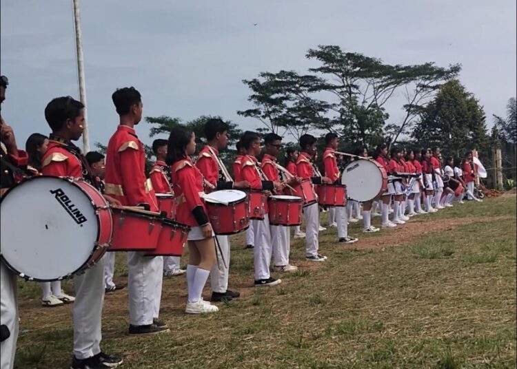 Paskibraka dan Drumband SMAN 1 Pacar Tampil Prima, Perayaan HUT ke-80 RI di Kampung Mawe Berlangsung Menggelegar