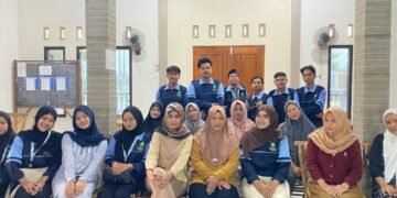 Mahasiswa KKN UIN Walisongo bersama peserta pelatihan "Makeup" pada Minggu, (10/8).