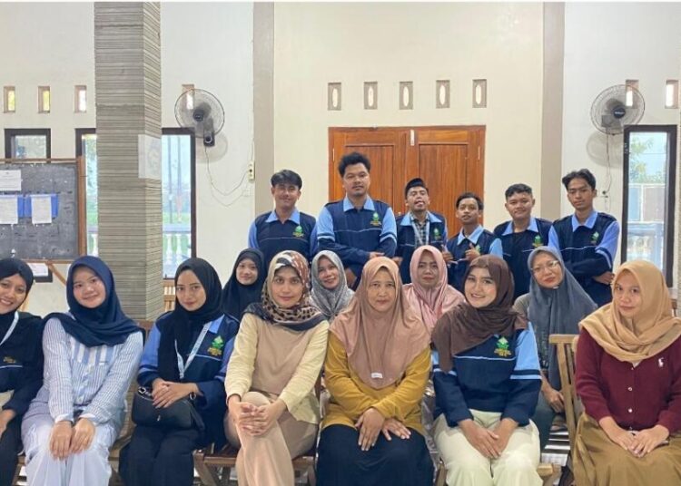 Mahasiswa KKN UIN Walisongo bersama peserta pelatihan "Makeup" pada Minggu, (10/8).