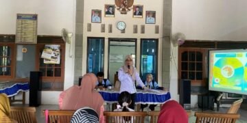 Bidan Nika Andriani sebagai narasumber dalam acara "Sosialisasi Stunting" yang digelar oleh Mahasiswa KKN Moderasi Beragama Posko 07 UIN Walisongo, pada Rabu, (13/8).
