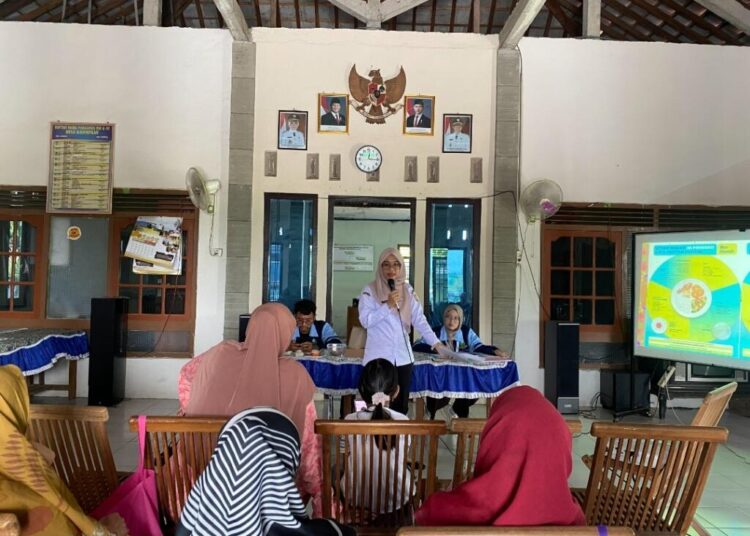 Bidan Nika Andriani sebagai narasumber dalam acara "Sosialisasi Stunting" yang digelar oleh Mahasiswa KKN Moderasi Beragama Posko 07 UIN Walisongo, pada Rabu, (13/8).