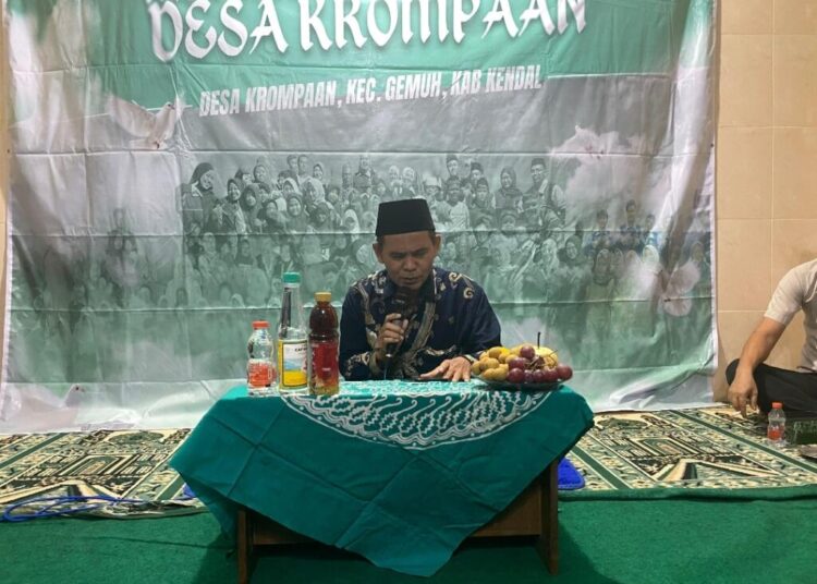 KH. Mudhafir pengisi tausiyah "Moderasi Beragama" pada malam perpisahan mahasiswa KKN Moderasi Beragama Posko 07 UIN Walisongo pada Selasa, (26/8).