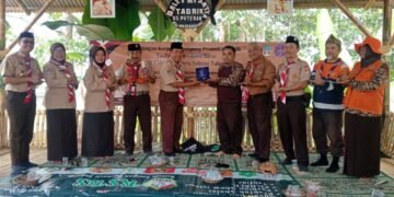 Penyerahan Cinderamata dari Kwarcab Jakarta Selatan