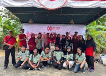 foto bersama panitia lokal dan mahasiswa KKN 113 UMBY