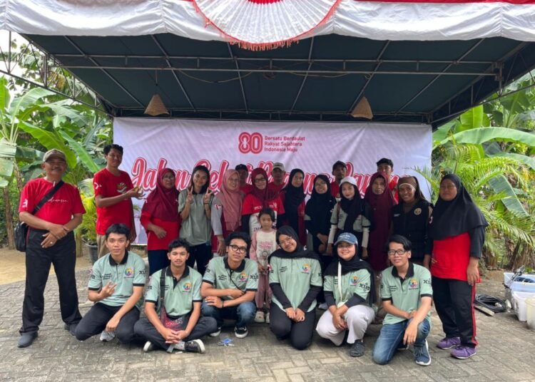 Jalan Sehat HUT RI ke-80: Kolaborasi Mahasiswa KKN 113 UMBY dan Warga Kedung Buweng Eratkan Silaturahmi 46 foto bersama panitia lokal dan mahasiswa KKN 113 UMBY