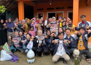 Edukasi dan praktek pembuatan pupuk cair organic (POC) oleh Mahasiswa KKN-T Tim 41 Undip Dusun Tembelang, Desa Tumbrep, Kec. Bandar, Kab. Batang, Jateng pada Kamis 10 Juli 2025