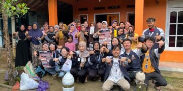 Edukasi dan praktek pembuatan pupuk cair organic (POC) oleh Mahasiswa KKN-T Tim 41 Undip Dusun Tembelang, Desa Tumbrep, Kec. Bandar, Kab. Batang, Jateng pada Kamis 10 Juli 2025