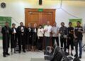 Sejumlah advokat yang tergabung dalam Lembaga Bantuan Hukum Bentala Indra Nusantara (LBH BINA) berpose seusai mendampingi klien pada persidangan di Pengadilan Negeri Cikarang, Jawa Barat,