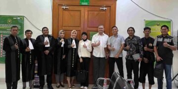 Sejumlah advokat yang tergabung dalam Lembaga Bantuan Hukum Bentala Indra Nusantara (LBH BINA) berpose seusai mendampingi klien pada persidangan di Pengadilan Negeri Cikarang, Jawa Barat,
