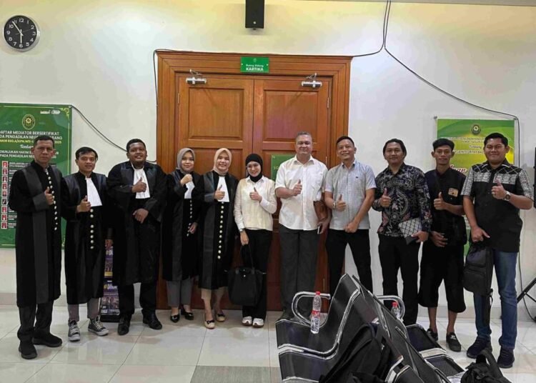 Mendampingi Mereka yang Tak Pernah Terwakili: Kiprah LBH BINA Melawan Ketimpangan Hukum 46 Sejumlah advokat yang tergabung dalam Lembaga Bantuan Hukum Bentala Indra Nusantara (LBH BINA) berpose seusai mendampingi klien pada persidangan di Pengadilan Negeri Cikarang, Jawa Barat,