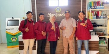Perwakilan Anggota KKN desa Banjarsari bersama DPL dan Kepala Desa Banjarsari