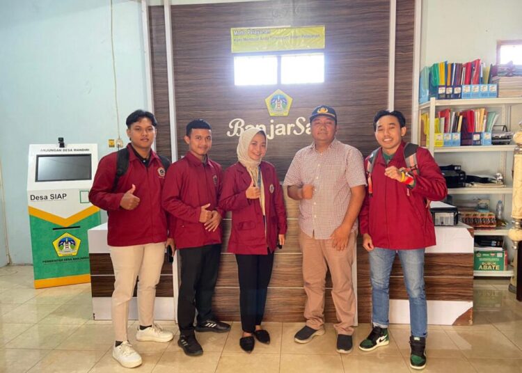 Perwakilan Anggota KKN desa Banjarsari bersama DPL dan Kepala Desa Banjarsari