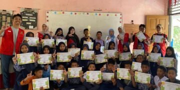 Mahasiswa KKN-T 114 Unhas bersama siswa dan guru usai penyerahan sertifikat dan piala lomba literasi (Sumber: Dokumentasi KKN-T 114 Unhas)