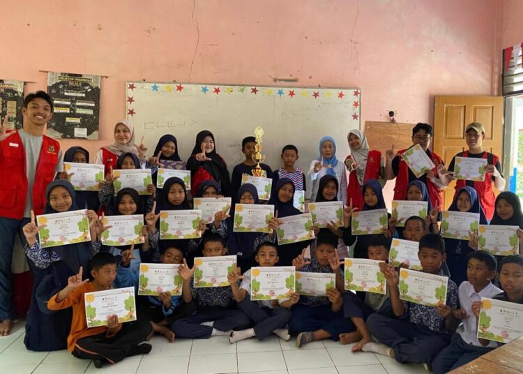 Mahasiswa KKN-T 114 Unhas bersama siswa dan guru usai penyerahan sertifikat dan piala lomba literasi (Sumber: Dokumentasi KKN-T 114 Unhas)