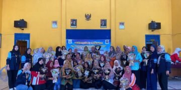 Ibu-ibu PKK Desa Gondang saat mengikuti pelatihan pembuatan buket bunga yang dipandu oleh mahasiswa KKN UIN Walisongo, Jum’at (8/8/2025). (Dok. KKN UIN Walisongo)