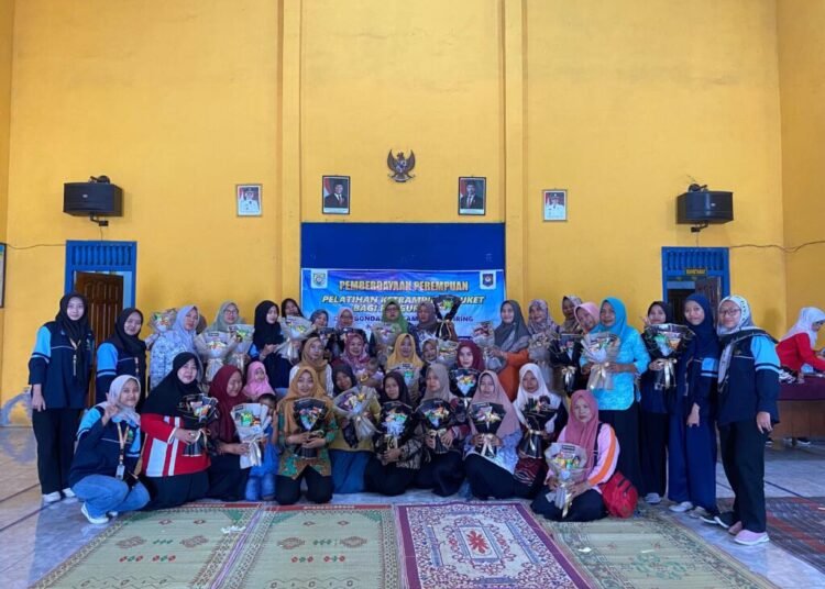 Ibu-ibu PKK Desa Gondang saat mengikuti pelatihan pembuatan buket bunga yang dipandu oleh mahasiswa KKN UIN Walisongo, Jum’at (8/8/2025). (Dok. KKN UIN Walisongo)