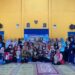 Ibu-ibu PKK Desa Gondang saat mengikuti pelatihan pembuatan buket bunga yang dipandu oleh mahasiswa KKN UIN Walisongo, Jum’at (8/8/2025). (Dok. KKN UIN Walisongo)