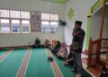 Penceramah memberikan materi