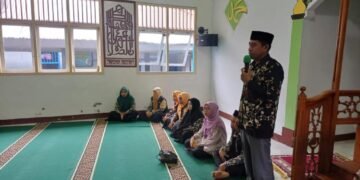 Penceramah memberikan materi