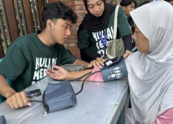 Potret saat pelaksanaan cek kesehatan gratis pada warga lingkungan Rekesan saat 17 Agustus