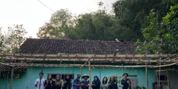 dokumentasi Mahasiswa KKN bersama warga sedang menanam bibit cabai atau terong di lahan.
