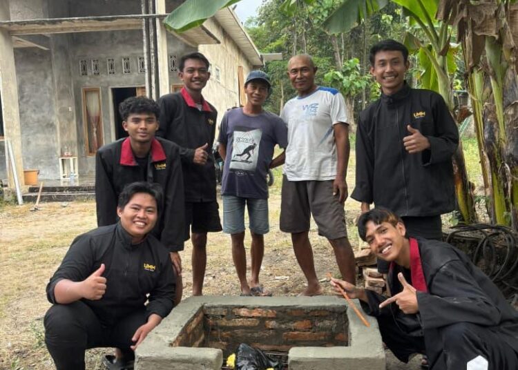 Oleh mahasiswa PMM UMM kelompok Simankuy (Pembuatan Tempat Sampah Desa Siman (sumber : dokumentasi kelompok Simankuy PMM UMM))