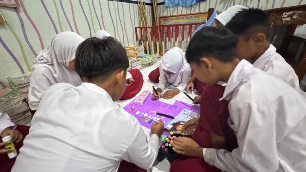 Membuat Proyek Berbasis Isi Buku Bacaan: Tim Mahasiswa KKN UNS Membuat Mading Bersama Dengan Siswa SDN Ringinanom 1 2 WhatsApp Image 2025 08 23 at 1.24.14 PM