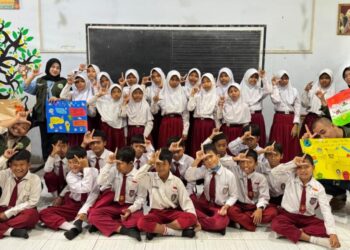 Dokumentasi bersama setelah membuat proyek berupa mading dengan para siswa kelas V SDN Ringinanom 1, Kec. Tempuran, Kab. Magelang (doc. KKN 186 UNS)