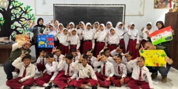 Dokumentasi bersama setelah membuat proyek berupa mading dengan para siswa kelas V SDN Ringinanom 1, Kec. Tempuran, Kab. Magelang (doc. KKN 186 UNS)