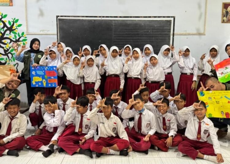 Dokumentasi bersama setelah membuat proyek berupa mading dengan para siswa kelas V SDN Ringinanom 1, Kec. Tempuran, Kab. Magelang (doc. KKN 186 UNS)