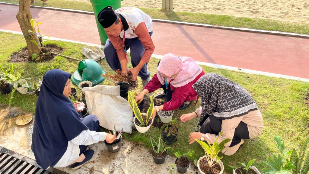 SD Muhammadiyah 1 Candi Tanamkan Karakter Peduli Lingkungan Lewat Program Jumat Bersih 4 WhatsApp Image 2025 08 24 at 20.34.16