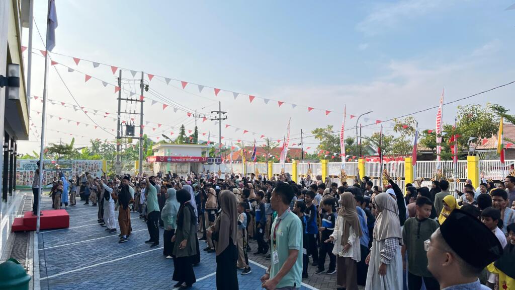 SD Muhammadiyah 1 Candi Tanamkan Karakter Peduli Lingkungan Lewat Program Jumat Bersih 2 WhatsApp Image 2025 08 24 at 20.36.15