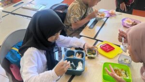 Suasana makan bekal sehat bersama siswa SDN Gunungsari 01