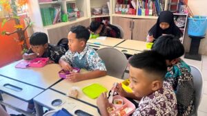 Suasana makan bekal sehat bersama siswa SDN Gunungsari 01