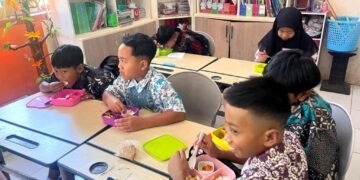Suasana makan bekal sehat bersama siswa SDN Gunungsari 01