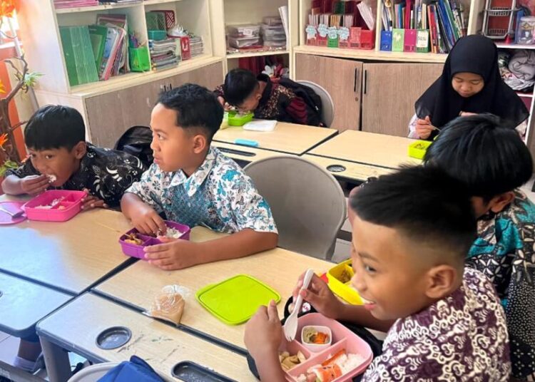 Suasana makan bekal sehat bersama siswa SDN Gunungsari 01