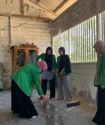 Mahasiswa KKN Kelompok 24 Sedang Membersihkan Balai Pengajian Bersama-Sama. (Sumber: Pribadi)