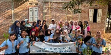 Potret Mahasiswa bersama Ibu KWT Desa Gondang