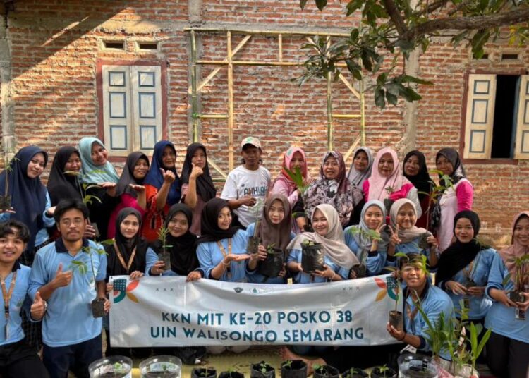 Potret Mahasiswa bersama Ibu KWT Desa Gondang